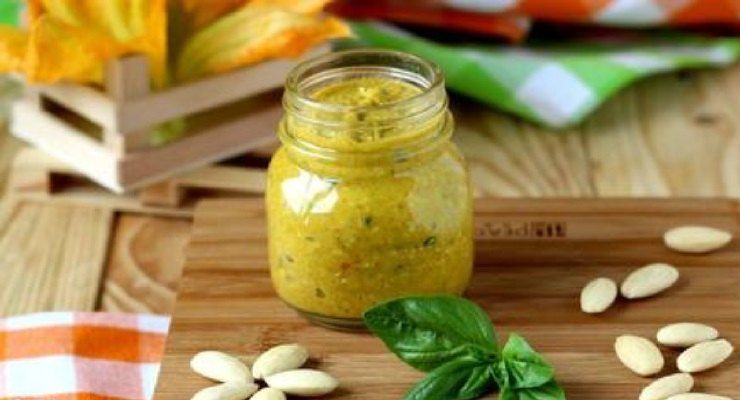 Pesto di fiori di zucca e mandorle light e saporito