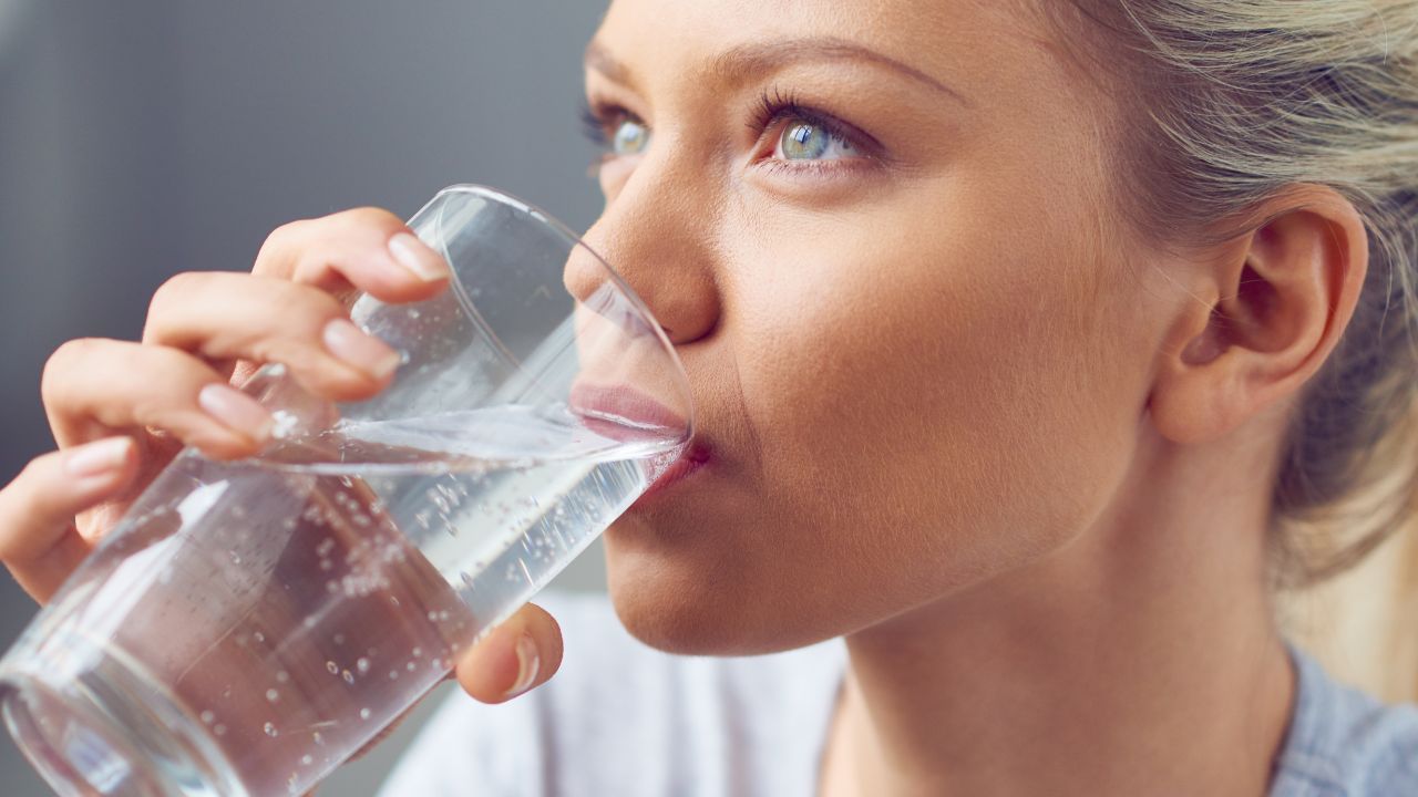 Bere acqua ogni mattina