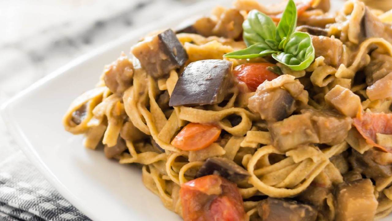 Tagliatelle con melanzane e pomodorini saporita e light