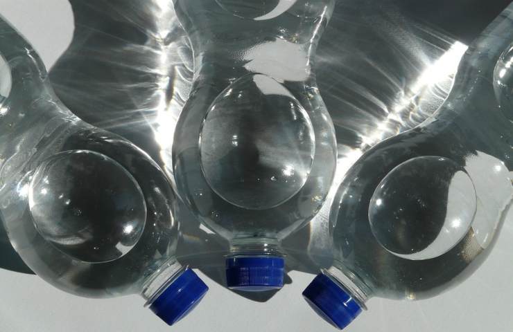 Tre bottiglie di acqua chiuse