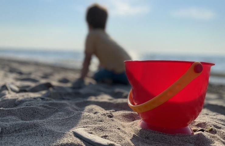 Un bambino mentre gioca in spiaggia