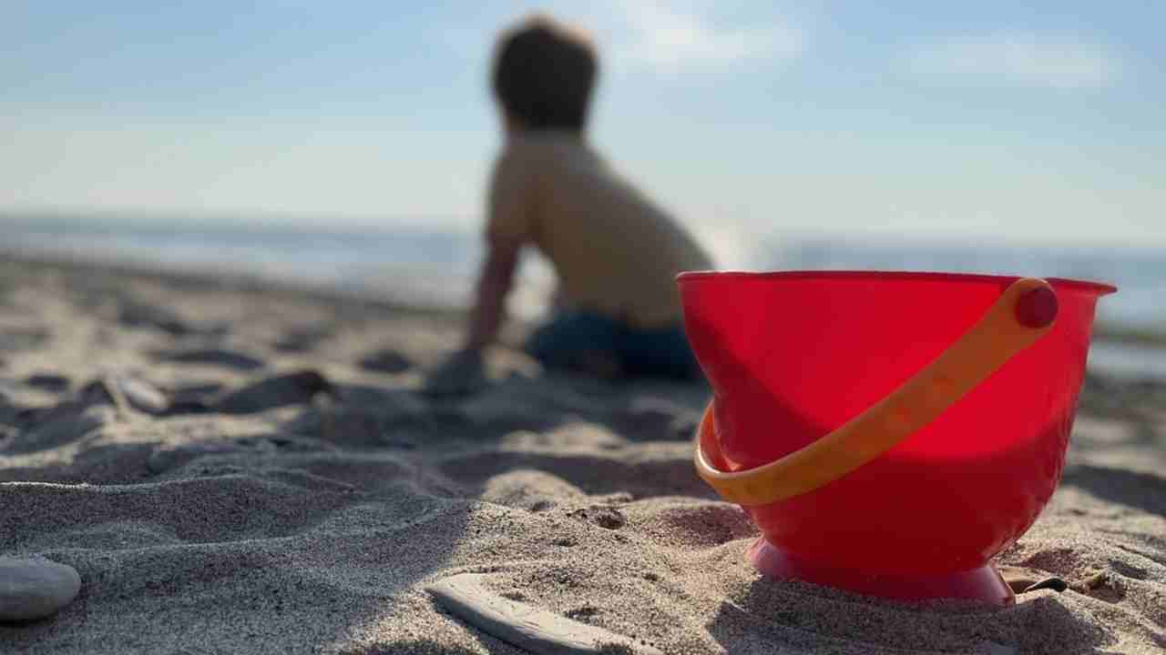 Un bambino mentre gioca in spiaggia