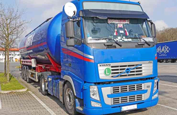 Un camion fermo in una piazzola di sosta