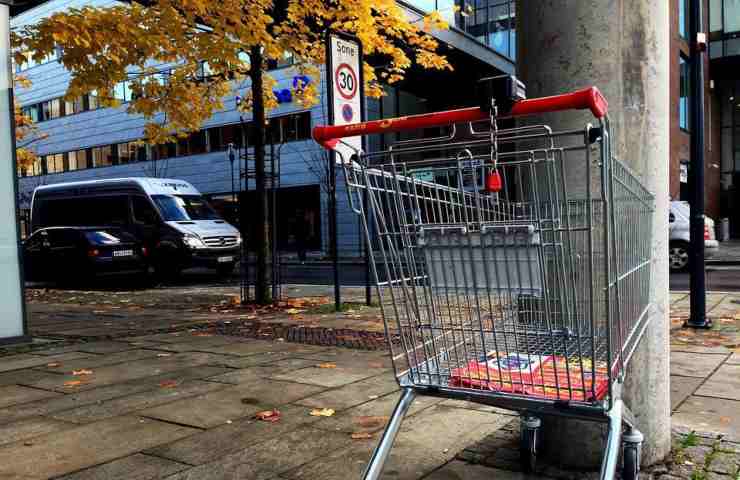 Un carrello lasciato in strada