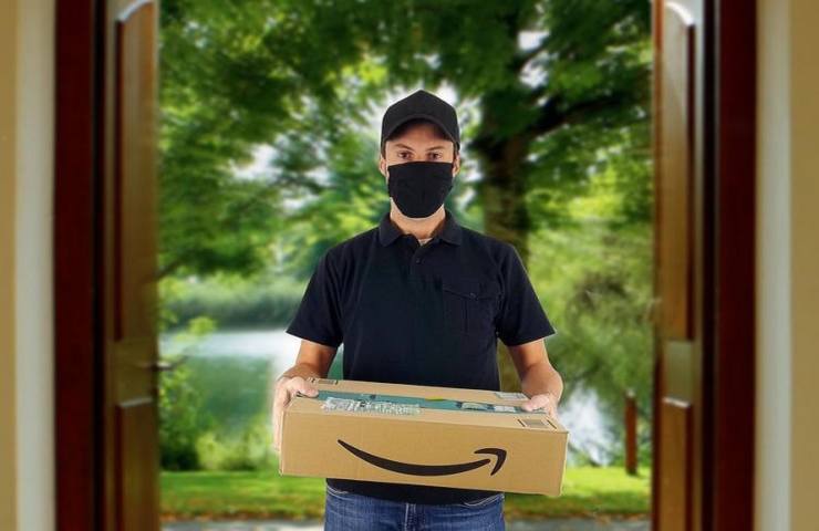 Un corriere Amazon consegna un pacco