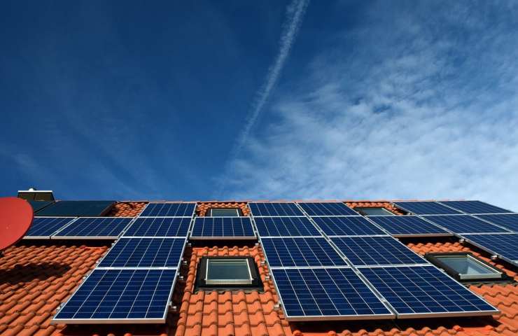 Un impianto fotovoltaico impiantato fra le tegole