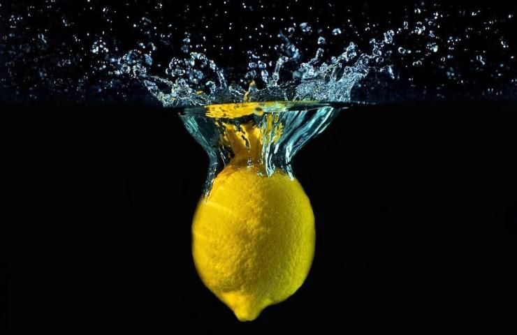 Un limone tuffato in acqua