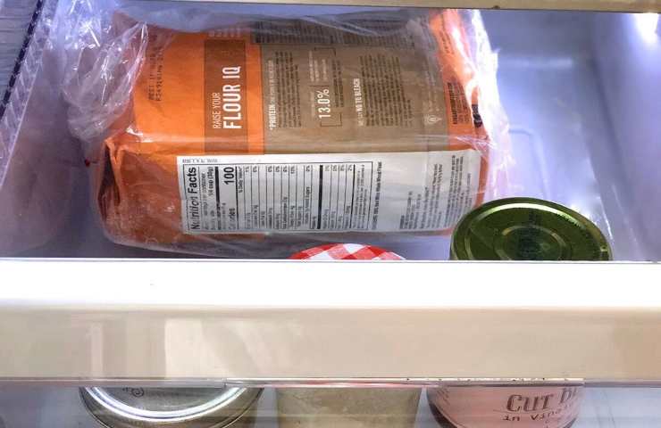 Un pacco di farina messo in congelatore