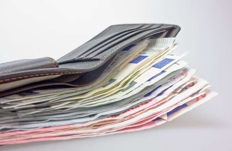 Un portafogli pieno di banconote