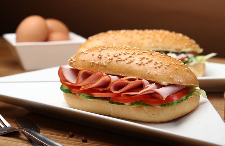 Un sandwich appena preparato