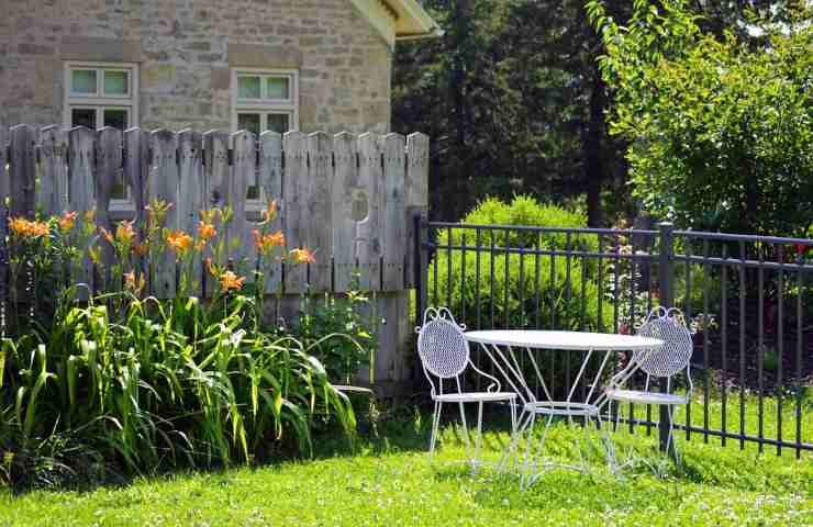 Un tavolino e due sedie in un giardino