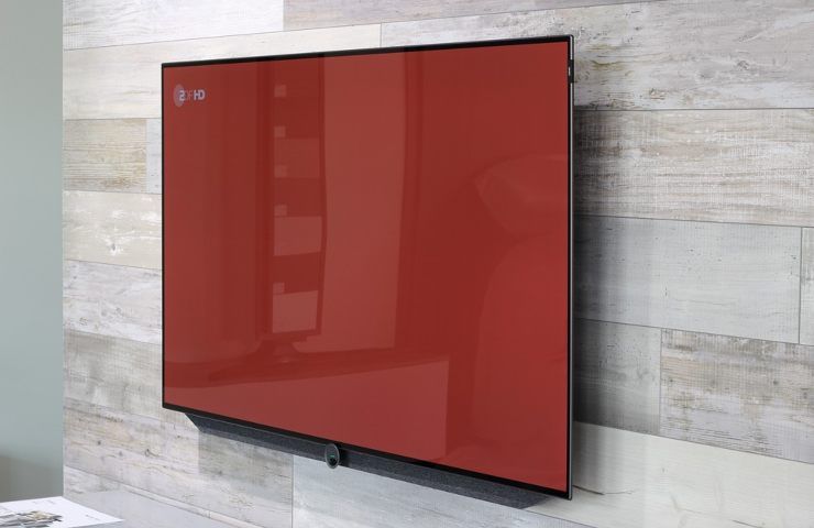 Un televisore a schermo piatto