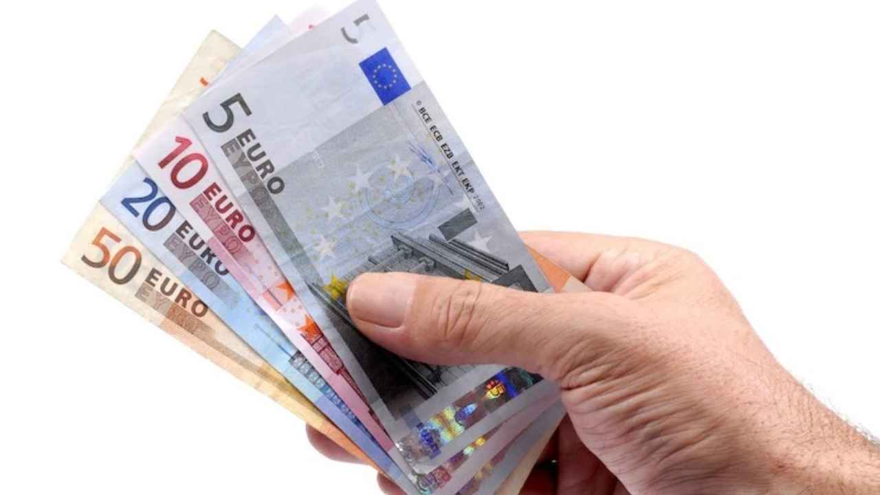 risparmiare sulla corrente elettrica kit fotovoltaico pannelli