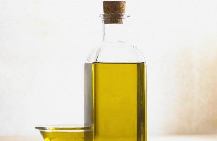 Una bottiglia di olio extravergine d'oliva