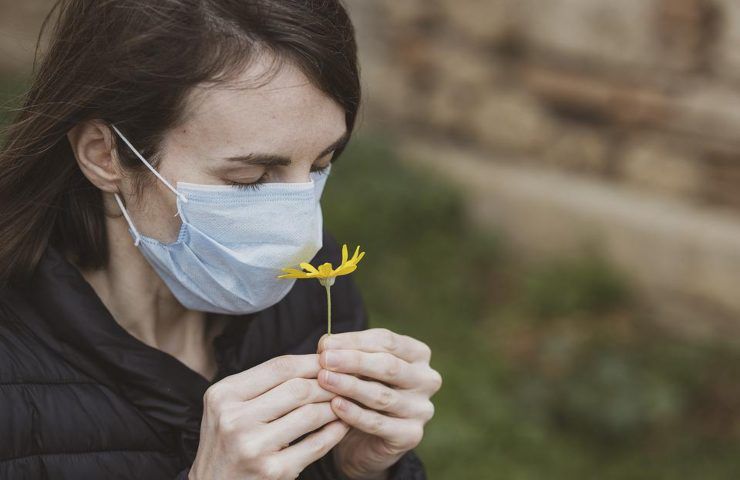 Una donna che indossa una mascherina