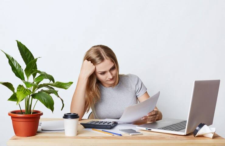 Una donna consulta perplessa le bollette