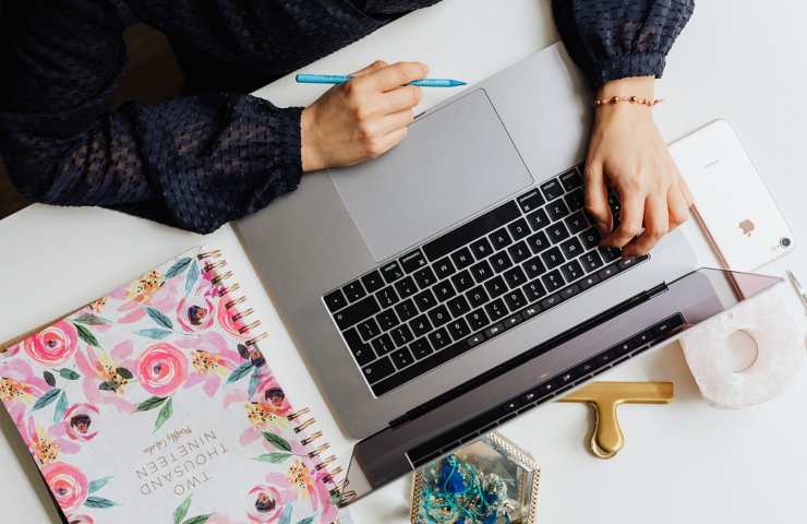 Una donna mentre utilizza un computer