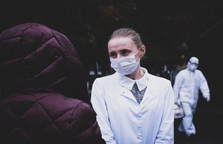 Una dottoressa a colloquio con un paziente