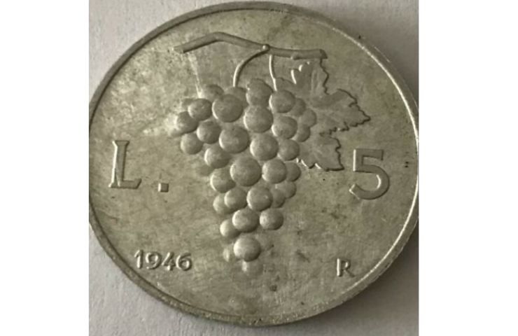 Una moneta da 5 lire Uva
