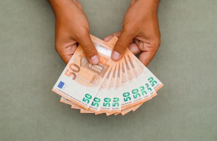 Una persona tiene tra le mani svariate banconote da 50 euro