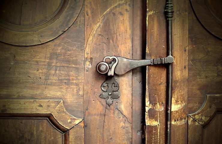 Una pesante porta in legno