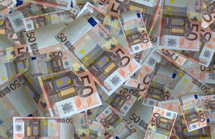 Una raffigurazione con svariate banconote da 50 euro