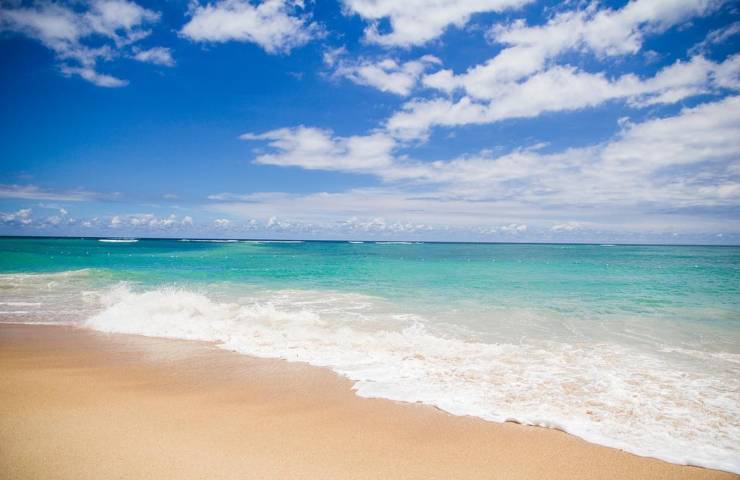 Una spiaggia bellissima al mattino