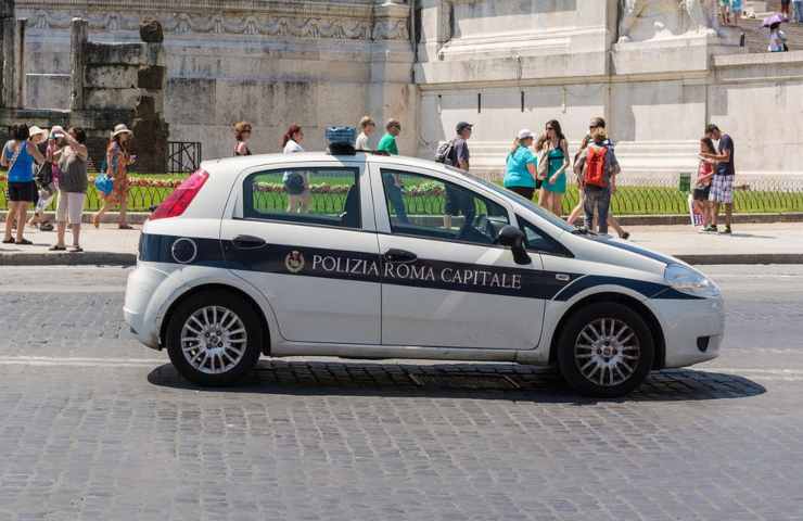 Un'auto dei vigili a Roma
