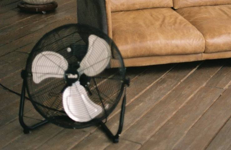 Ventilatore spento sul pavimento