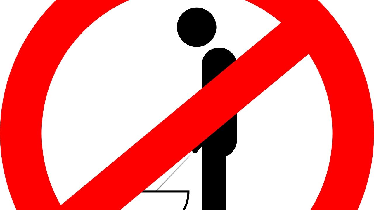 urinare seduti uomini