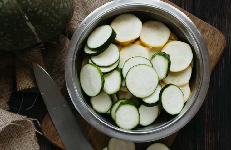 Come congelare le zucchine crude: il metodo migliore per tenerle fresche