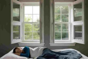 Donna dorme con le finestre spalancate