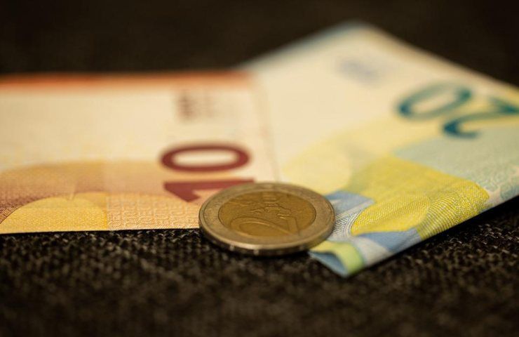 Banconote ed una moneta in euro