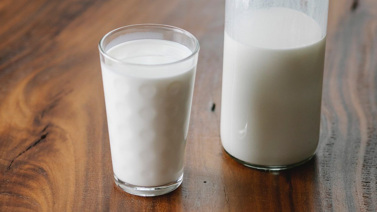 benefici bere latte sera