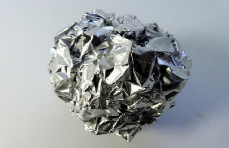 Carta in alluminio appallottolata
