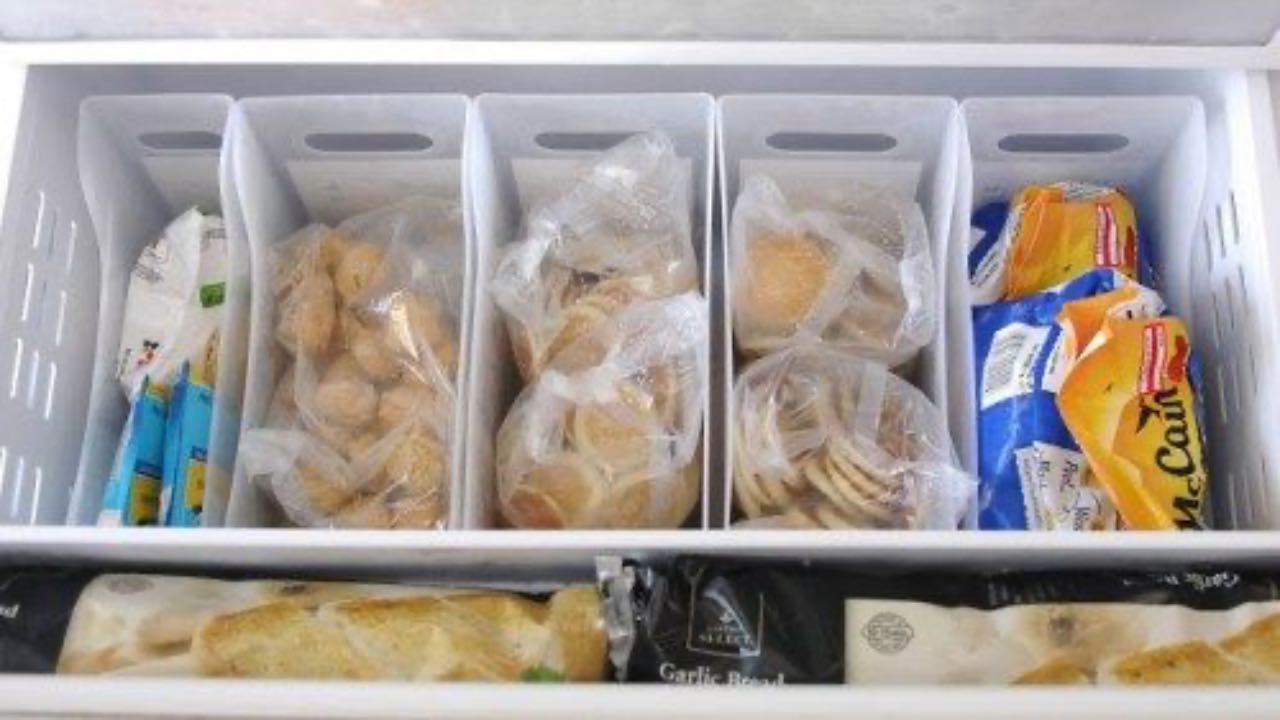 Utilizzare contenitori esterni per organizzare il congelatore a pozzetto