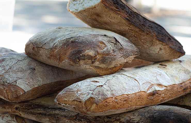 Dei filoni di pane ammassati