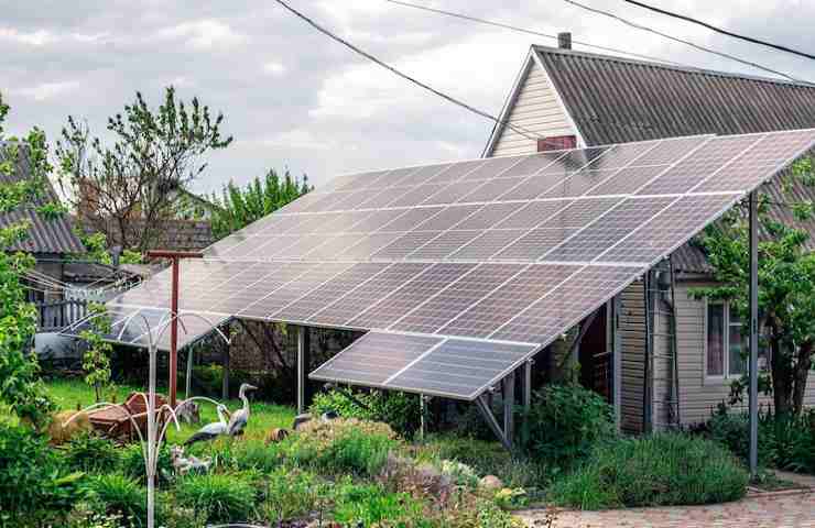 Dei pannelli solari in campagna