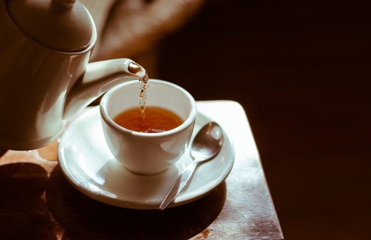Del tè versato in una tazza