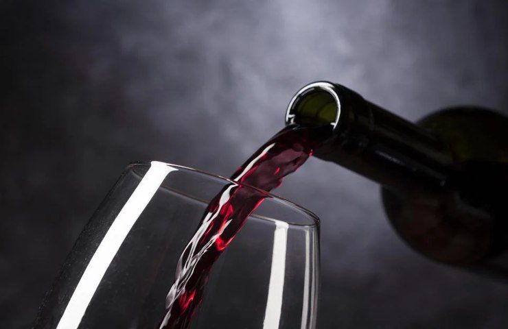 Del vino rosso versato in un bicchiere