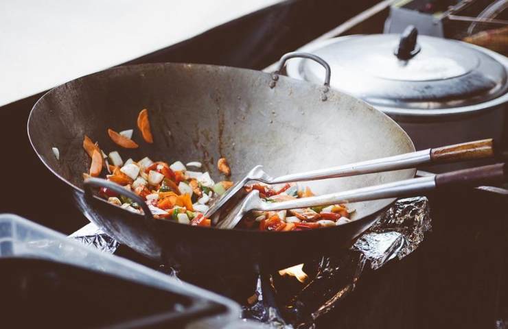 Delle padelle in uso in cucina