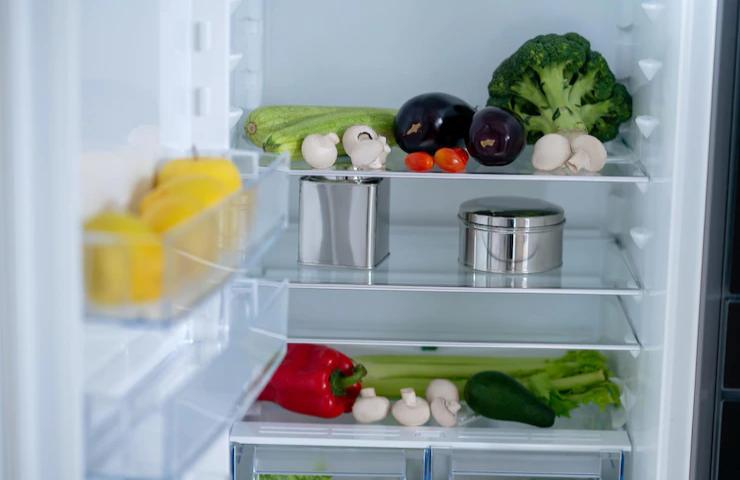 Delle verdure in un frigorifero