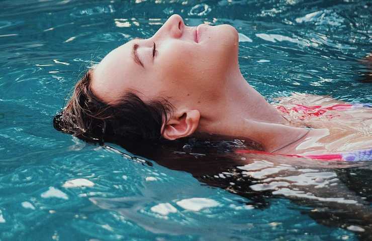 Capelli verdi in piscina