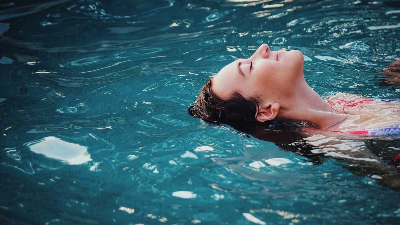 piscina capelli biondi pericolo