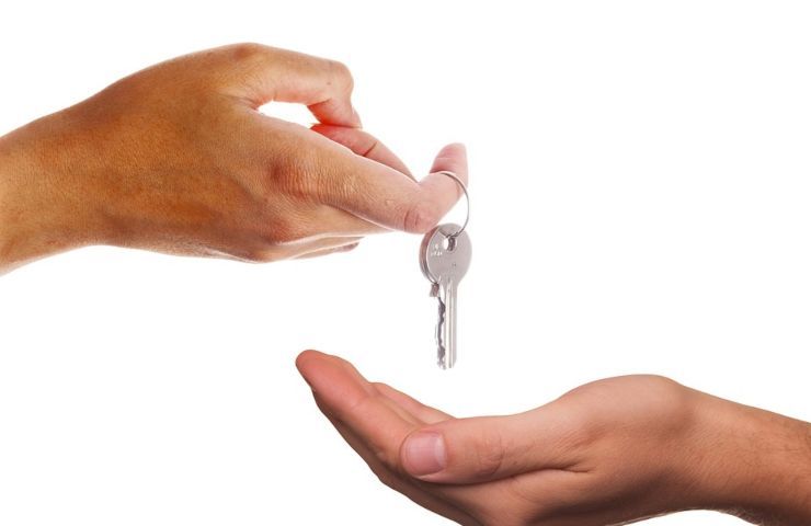 Due persone si scambiano le chiavi di casa