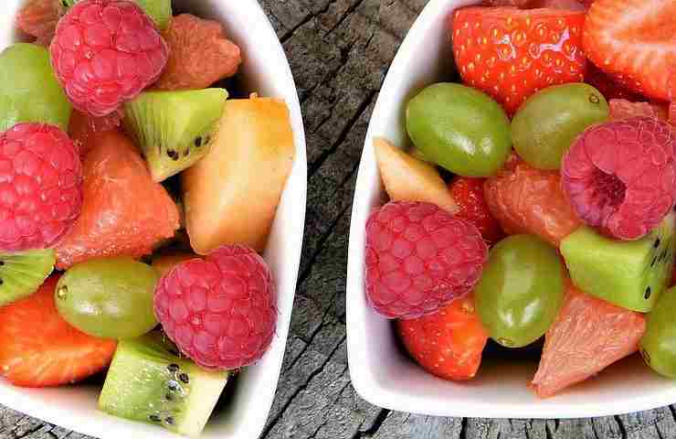 Frutta a pezzi in spiaggia