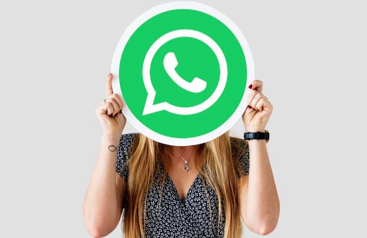 L'icona di Whatsapp copre una donna