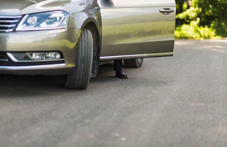 Lo sportello aperto di un'auto in sosta