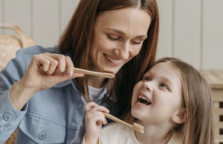 clean teeth properly