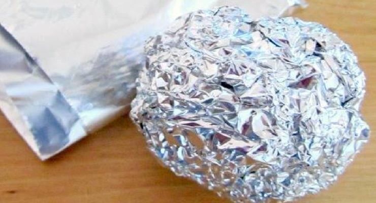 Papier d’aluminium dans le garde-manger